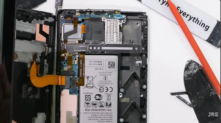 拆解後可看到LG Rollable內部結構，包括電池、主機板與支撐螢幕伸縮的機械模組。JerryRigEverything YouTube