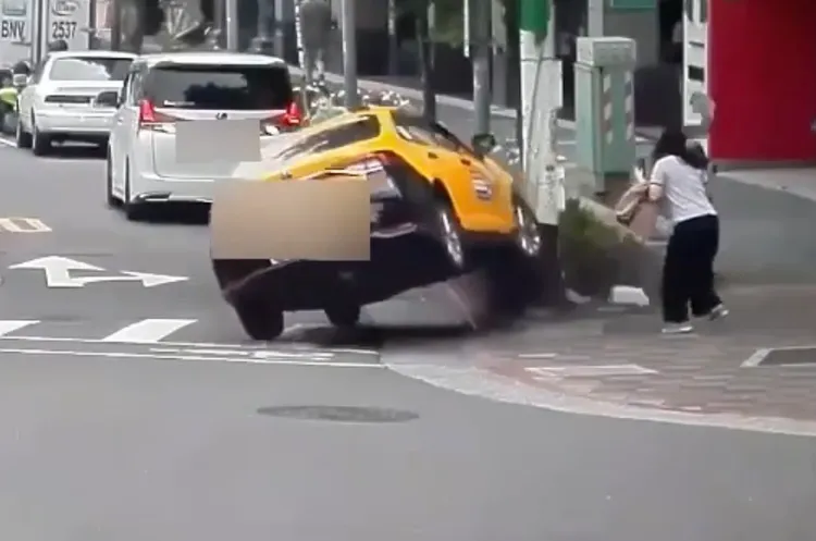 撞擊力道之大，造成計程車右前車頭嚴重毀損、前輪爆開。翻攝畫面