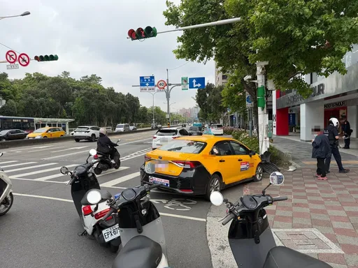 「回頭找門牌」釀禍！計程車暴衝上人行道　輾傷行人腳趾再撞燈桿