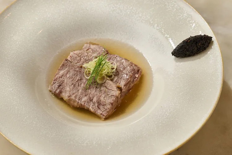 「牛小排｜大根｜ 煙燻辣椒醬」。軟嫩牛小排搭配泰北特有花椒製成的「黑醬」，溫潤的辛香讓人宛如來到清邁。業者提供