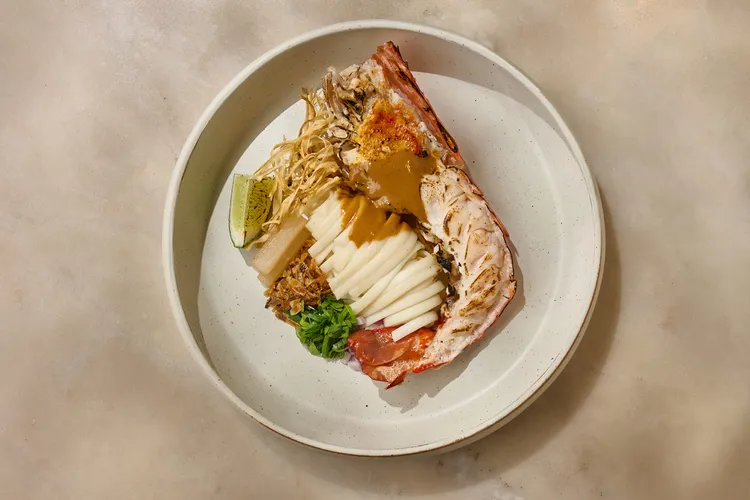 「泰國河蝦｜蕎麥麵｜叻沙」椰奶為基底，並加入魚露、香茅，微辣帶酸的風味是泰國南部特有的叻沙。業者提供