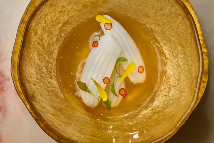 「花枝｜萊姆｜辣椒」，半熟的新鮮花枝搭配澄清雞湯，加入萊姆、辣椒與香茅，每一口都吃得到泰國東北的奔放。業者提供