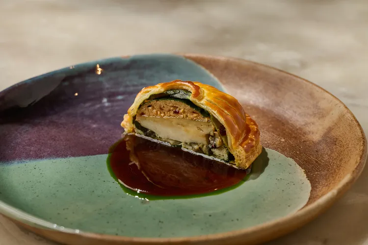 「鮑魚 ｜干貝｜故迢煉」以泰國大城傳統料理船麵料理故迢煉為靈感，並將鮑魚與干貝包入酥脆派皮中，使口感更具層次。業者提供