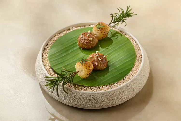 「豬肉｜糯米｜羅望子」以豬肉和糯米製成，再刷上羅望子醬汁，是泰北伊森高原常見的的街頭小吃。業者提供