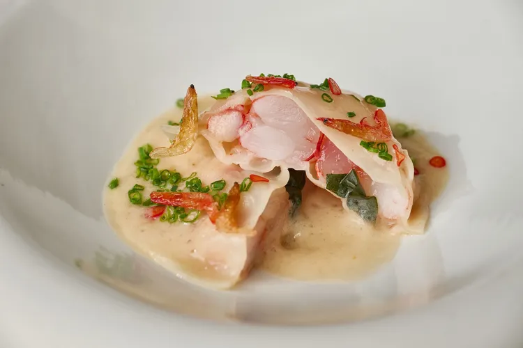  「胭脂蝦 ｜花生｜ 帕泰」融合法式手法，將街頭小吃泰式炒河粉的風味以義大利餃方式呈現。業者提供