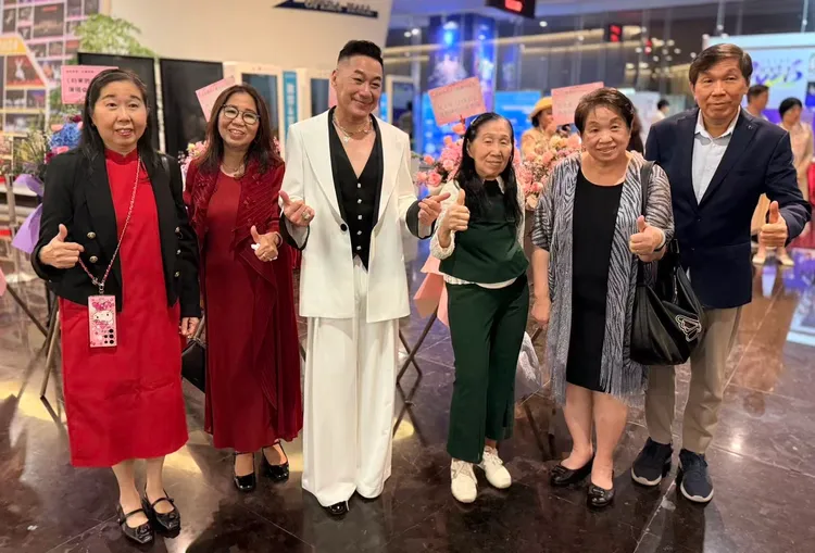 文章的姊姊、妹妹、姊夫從香港、新加坡、澳洲來珠海力挺。翰森娛樂提供