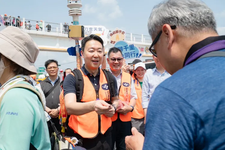 陳世凱現場發送「停讓保平安貼布」等結緣品。氣象署提供