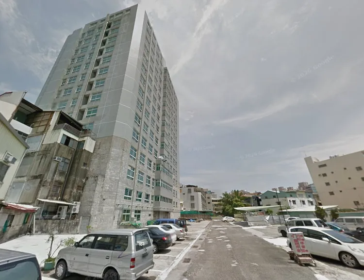建物後方停車問題解決，讓該建物獲得重生機會。翻攝google map