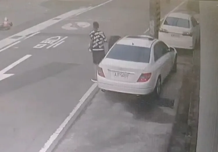 男駕駛車停路邊打開車門落跑。翻攝畫面