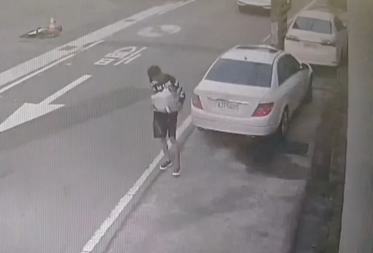 男駕駛懷抱一包物品離去。翻攝畫面