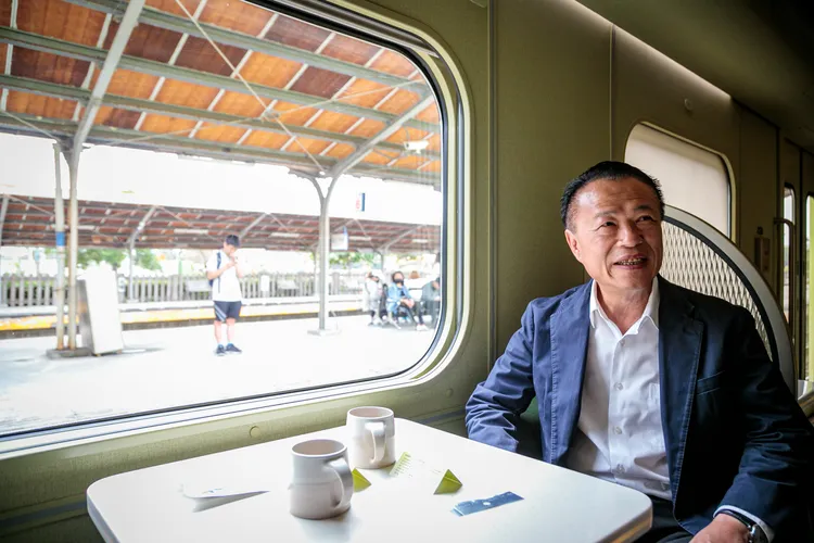 嘉義縣長翁章梁體驗山嵐號內部設備。縣府提供