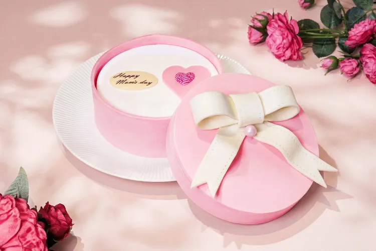 大廳酒吧「逸廊」母親節主題蛋糕，4/30前預購享早鳥價1024元。台北新板希爾頓酒店提供