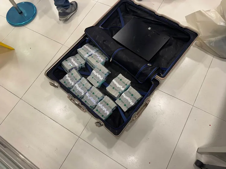 分行經理裝了約1000萬元現金。翻攝畫面