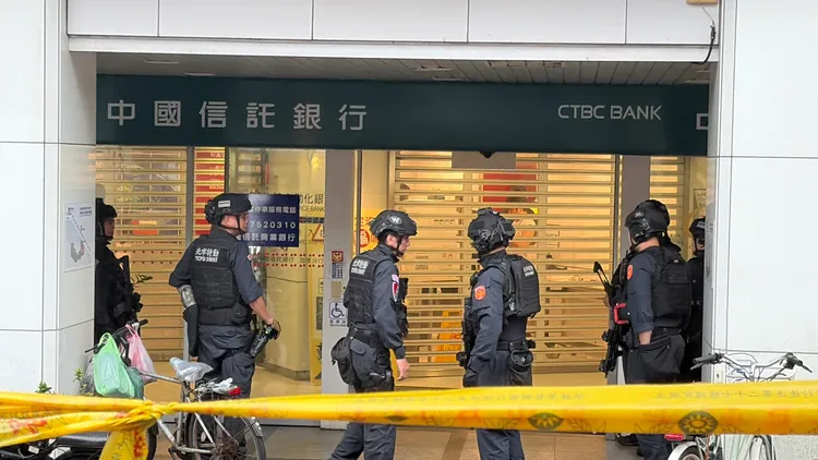 中國信託北市忠孝東路一間分行今下午發生搶案，目前歹徒已遭制伏。江孟謙攝