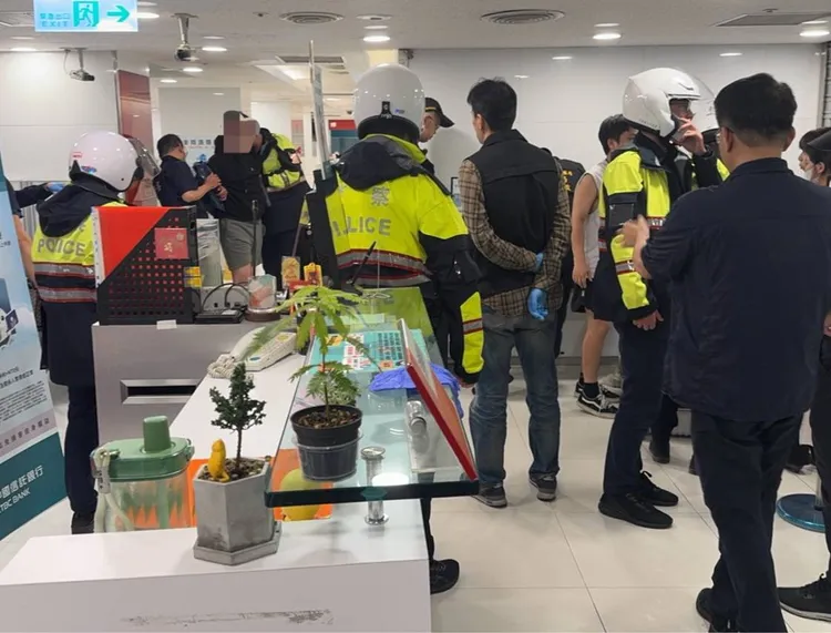 警方現場制伏歹徒。翻攝畫面