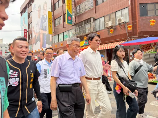 柯文哲、黃國昌同赴大甲鎮瀾宮參香　與顏清標密談20分鐘