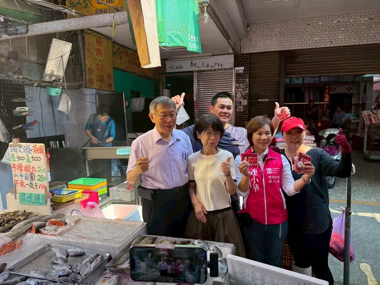 柯文哲與妻子陳佩琪上午到豐原市場為民眾黨市議員候選人連小華輔選。民眾黨提供