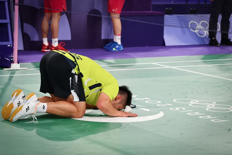 李洋奪金後跪地親吻地板，想在奧運最後一役正式和羽球場道別。中央社