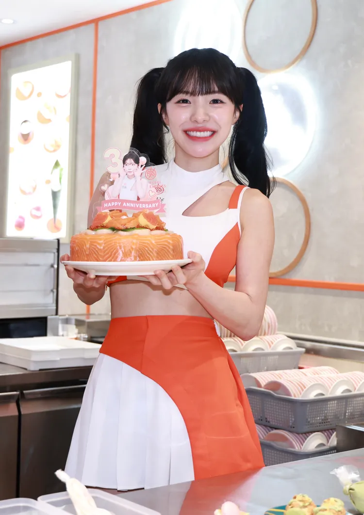 李多慧今天秀鮭魚蛋糕，慶祝來台灣發展近3年。彭欣偉攝