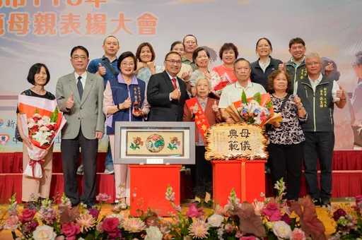 「小時她陪我、老時我陪她！」　侯友宜表揚56位模範母親