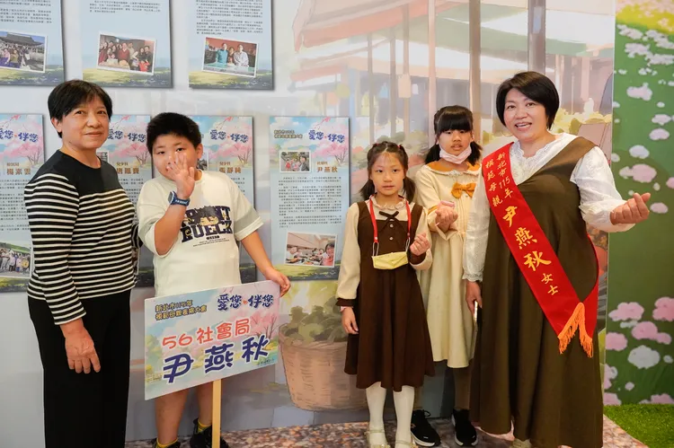 最年輕的媽媽新店區新住民尹燕秋，帶著3名子女接受表揚。社會局提供
