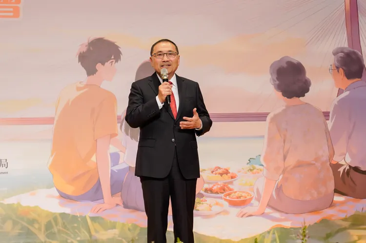 侯友宜市長說，小時母親陪我們，當她老時換我們陪伴她。社會局提供