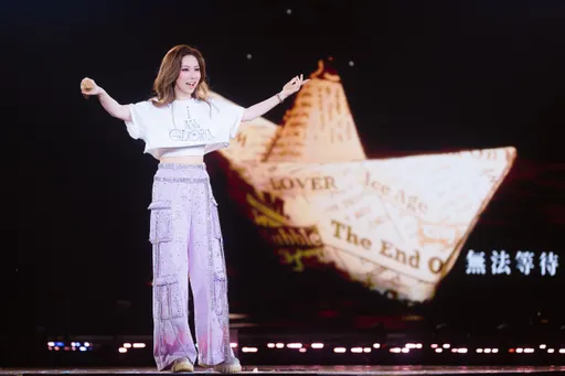 直擊｜鄧紫棋才開唱就「眼睛濕了」　驚曝喉嚨出狀況內幕！只能比手語