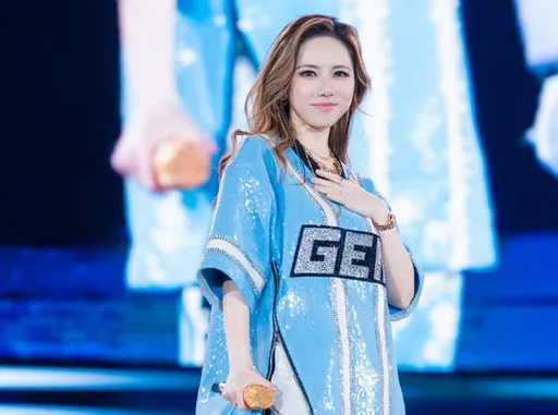 直擊｜鄧紫棋才開唱就「眼睛濕了」　驚曝喉嚨出狀況內幕！只能比手語