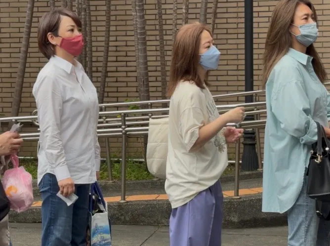 藝人郁方(左3)、何嘉文(左2)排隊等候進入法庭聽判。張欽攝