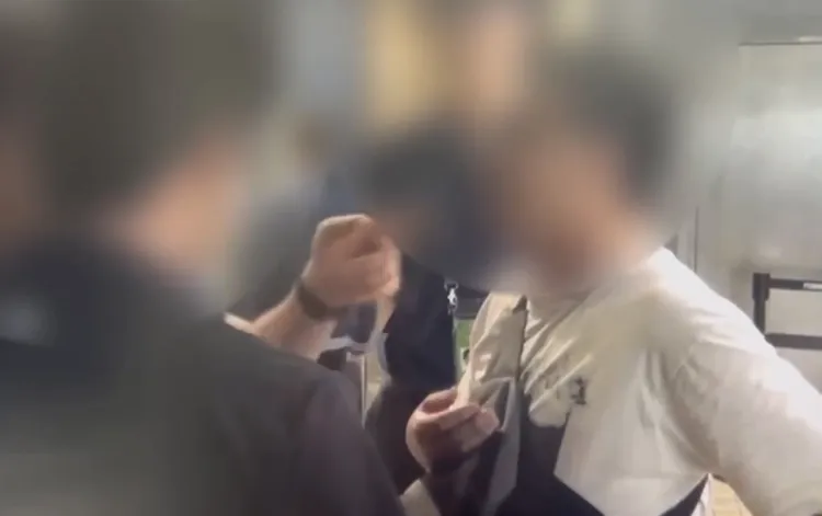 警方與工作人員勸說陳男。翻攝畫面