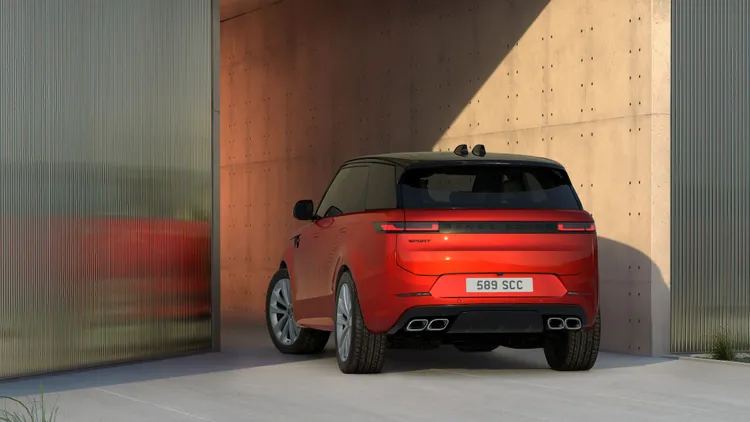 外觀搭載黑色外觀套件營造出低調的輪廓，與 23 吋亮面星砂銀色輪圈，亦可選配亮面黑色輪圈。原廠照片