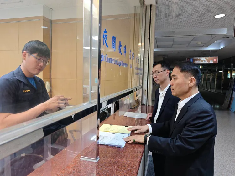 堡新投資委任林正疆律師、葉建偉律師今（11日）上午到台北地檢署遞狀，控告中工董事會成員涉犯證交法特別背信罪。堡新提供