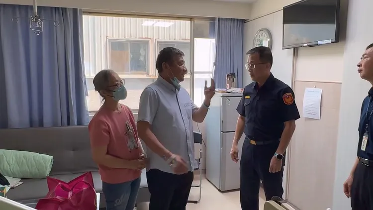 彰化縣警局長陳世煌慰問受傷的偵查隊長蕭登元。民眾提供