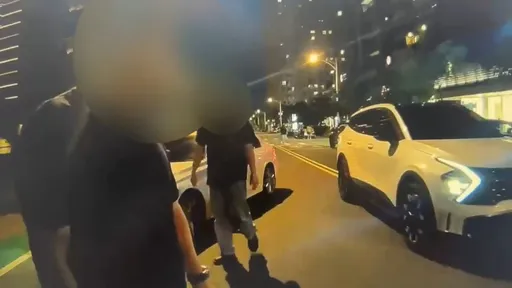 搶車位爭出火氣！兩駕駛當街爆衝突　雙雙互告遭警方送辦