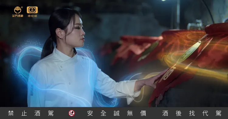 鄭智善主廚憑藉職人級味蕾，在金門酒廠坑道中挑選專屬風味。業者提供