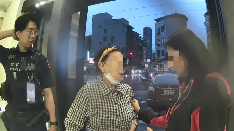 警方連絡家人把老婦接回家。中壢警分局提供