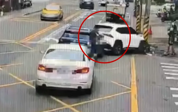 前方兩車突然追撞成一塊，最後一輛白色車輛緊急煞車逃過一劫。翻攝畫面