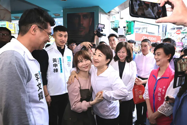 參香結束後，謝國樑邀請盧秀燕到基隆廟口品嘗在地知名小吃。翻攝照片