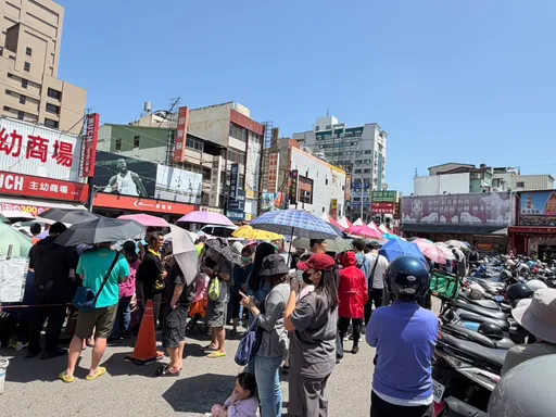 台中「物調券」兌換首日人潮爆棚　民眾艷陽下撐傘排隊喊苦