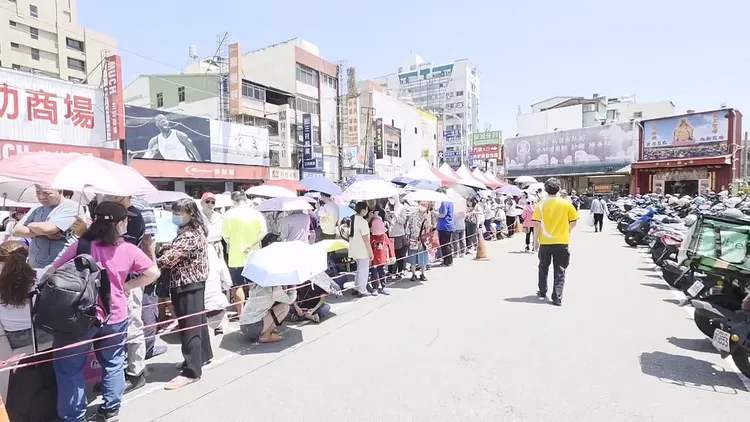 大里內新黃昏市場物調券兌換大排長龍。江和樹提供