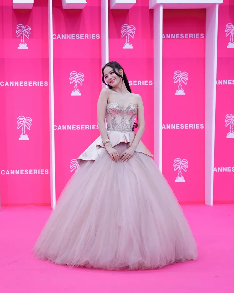 Jisoo以一身粉色爆乳禮服，現身坎城國際劇集展。翻攝坎城國際劇集展IG