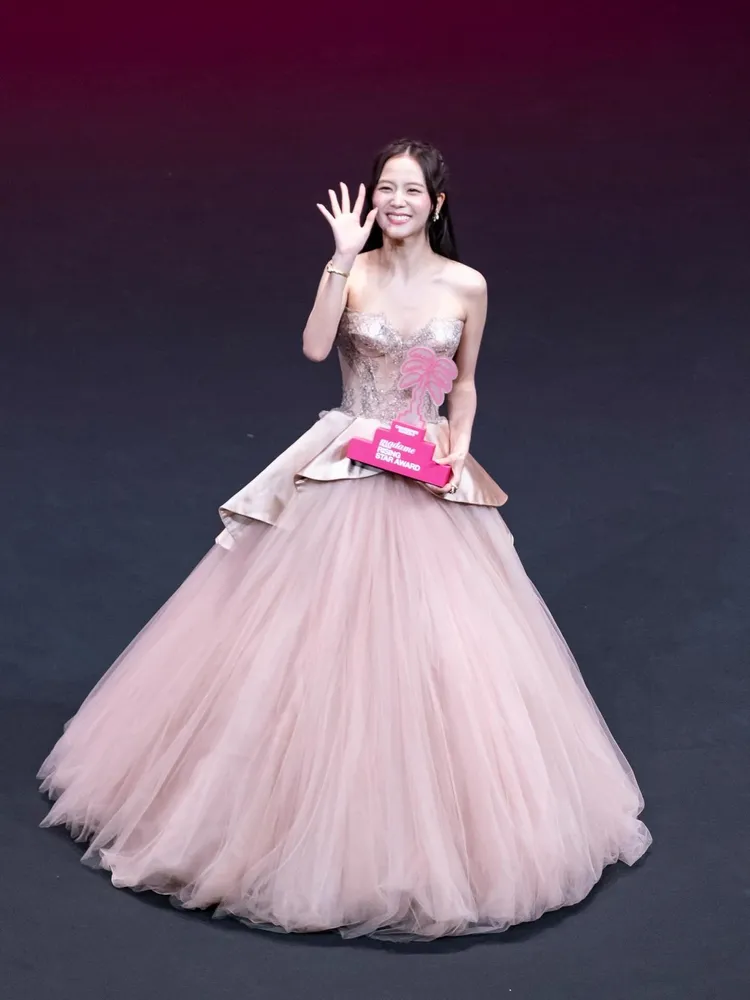 Jisoo美美出席坎城國際劇集展領新星獎，懶理最近親哥性醜聞爭議。翻攝坎城國際劇集展IG