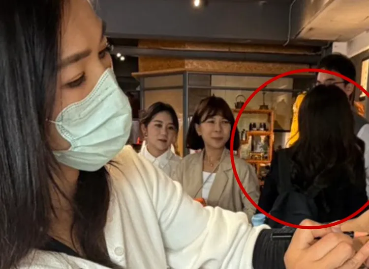 李四川私人行程滿檔，親切力十足備受地方人士讚譽，而伴隨一名外貌出眾的黑色長髮女子，就是蘇芷婕(紅圈處)。讀者提供