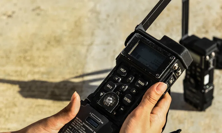 這款AN/PRQ-7戰鬥生存定位器是美軍飛官制式裝備。翻攝US AirForce