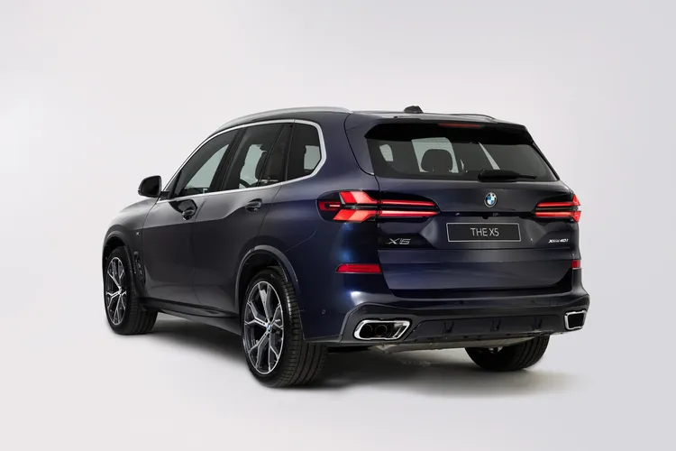 BMW X5車尾採用全新造型LED尾燈組，以上下鏡射的L型燈條勾勒出專屬「X」字樣，進一步強化整體辨識度與現代運動風格。業者提供