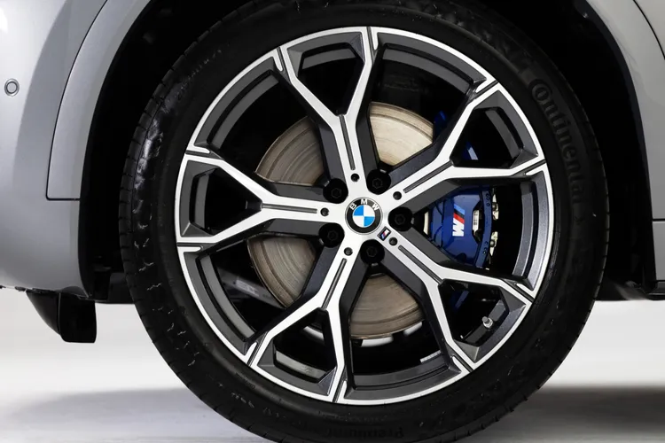 全新升級的專屬21吋M款輪圈，在磅礡氣勢之中展現鮮明且動感的運動語彙。業者提供