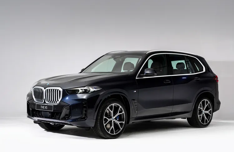 BMW X家族一脈相承的設計語彙，全新BMW X5與X6，前者展現充滿力量與粗獷的霸氣姿態，後者則展演美型與剽悍兼具的率性風情。業者提供