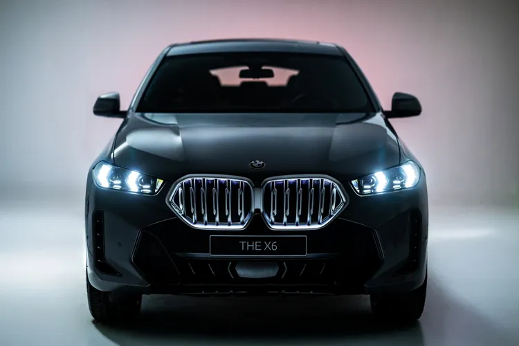 全新年式BMW X5與X6鉑金版在外觀設計上全面進化，導入全新BMW飾光水箱護罩，結合LED頭燈與M Sport套件，勾勒出更具張力的車頭造型。業者提供