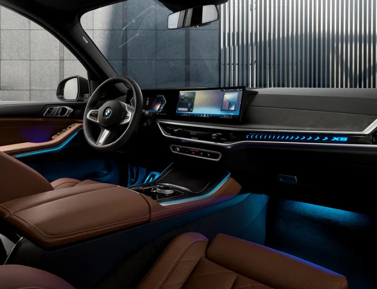 全新年式BMW X5與X6鉑金版搭載BMW Operating System 8.5與直覺化操作介面，並首度導入 Disney+影音串流功能，為車室娛樂體驗增添更豐富層次。業者提供