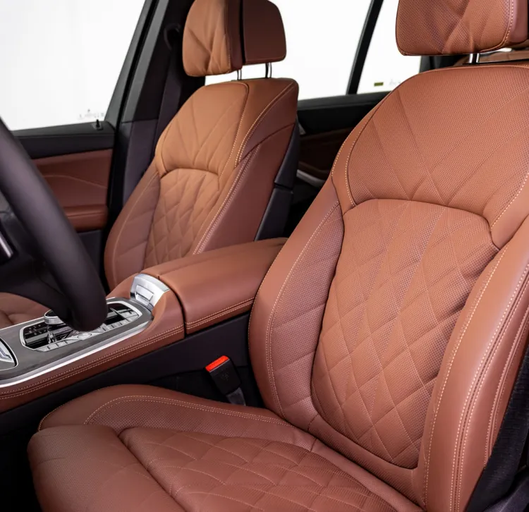 全新年式BMW X5與X6 xDrive40i M Sport車型升級配備具通風功能的雙前座舒適型座椅，結合頂級水晶中控套件與豪華型四區恆溫空調，並搭載harman kardon高傳真音響系統，從多重感官層面全面提升乘坐質感與尊榮體驗。業者提供